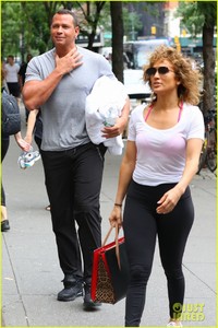 jlo-hits-the-gym-with-arod-in-nyc-07.jpg
