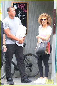 jlo-hits-the-gym-with-arod-in-nyc-10.jpg