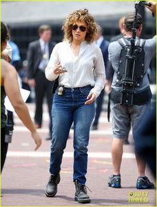jlo-ray-liotta-get-serious-filming-shades-of-blue-03.jpg