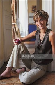 julie-andrieu-culinary-journalist-in-france-in-2004-picture-id111046696.jpg