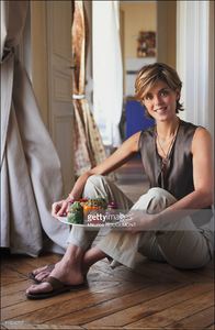 julie-andrieu-culinary-journalist-in-france-in-2004-picture-id111046707.jpg