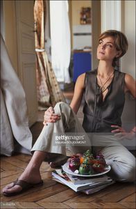 julie-andrieu-culinary-journalist-in-france-in-2004-picture-id111046708.jpg
