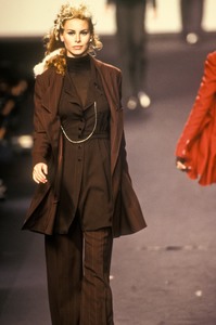 karl-lagerfeld-fw-1994-1.thumb.JPEG.d06fea884efef38c398c05f95f9aa9ac.JPEG