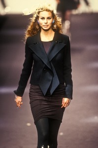 karl-lagerfeld-fw-1994-5.thumb.JPEG.95b6be0b9329ff459090bc10f994d7ee.JPEG