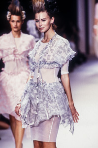 karl-lagerfeld-ss-1994-3.thumb.JPEG.b0e2ecbc01b6ff02b4062eae8ec132f1.JPEG