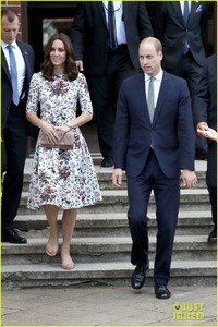 kate-middleton-prince-william-check-out-shakespeare-theatre-during-poland-visit-01.jpg
