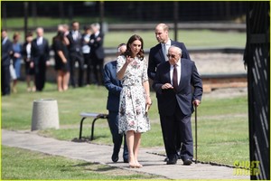 kate-middleton-prince-william-check-out-shakespeare-theatre-during-poland-visit-05.jpg