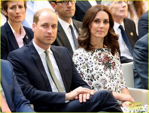 kate-middleton-prince-william-check-out-shakespeare-theatre-during-poland-visit-06.jpg