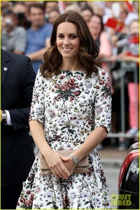 kate-middleton-prince-william-check-out-shakespeare-theatre-during-poland-visit-08.jpg
