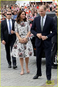 kate-middleton-prince-william-check-out-shakespeare-theatre-during-poland-visit-09.jpg