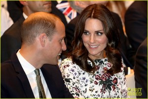 kate-middleton-prince-william-check-out-shakespeare-theatre-during-poland-visit-10.jpg