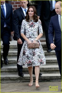 kate-middleton-prince-william-check-out-shakespeare-theatre-during-poland-visit-13.jpg