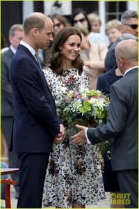 kate-middleton-prince-william-check-out-shakespeare-theatre-during-poland-visit-14.jpg