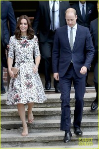 kate-middleton-prince-william-check-out-shakespeare-theatre-during-poland-visit-15.jpg