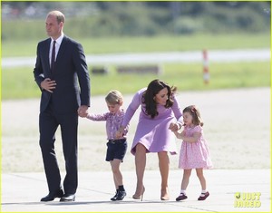 kate-middleton-prince-william-view-helicopters-george-charlotte-03.jpg