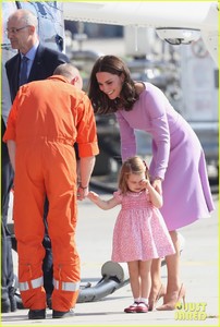 kate-middleton-prince-william-view-helicopters-george-charlotte-13.jpg