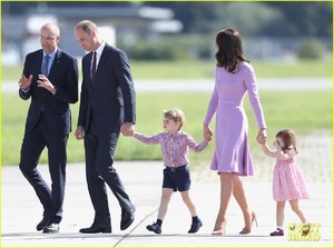 kate-middleton-prince-william-view-helicopters-george-charlotte-14.jpg