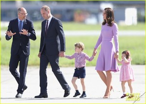 kate-middleton-prince-william-view-helicopters-george-charlotte-15.jpg