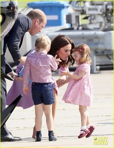 kate-middleton-prince-william-view-helicopters-george-charlotte-21.jpg