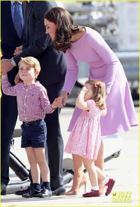 kate-middleton-prince-william-view-helicopters-george-charlotte-27.jpg