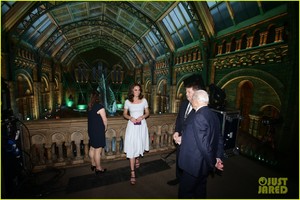 kate-middleton-speaks-on-stage-at-natural-history-museum-event2-06.jpg