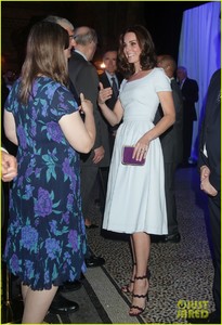 kate-middleton-speaks-on-stage-at-natural-history-museum-event2-07.jpg