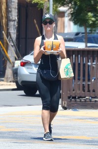 katy-perry-leaving-starbucks-in-studio-city-72317-13.jpg