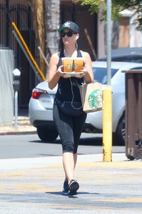 katy-perry-leaving-starbucks-in-studio-city-72317-14.jpg