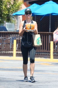 katy-perry-leaving-starbucks-in-studio-city-72317-16.jpg