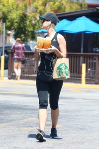 katy-perry-leaving-starbucks-in-studio-city-72317-2.jpg