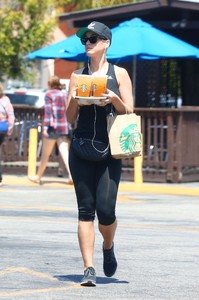 katy-perry-leaving-starbucks-in-studio-city-72317-3.jpg