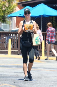 katy-perry-leaving-starbucks-in-studio-city-72317-5.jpg