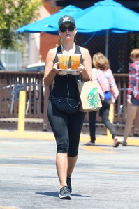 katy-perry-leaving-starbucks-in-studio-city-72317-6.jpg