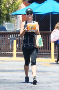 katy-perry-leaving-starbucks-in-studio-city-72317-7.jpg