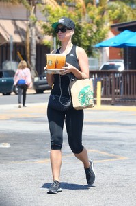 katy-perry-leaving-starbucks-in-studio-city-72317.jpg