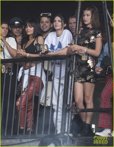 kendall-jenner-kylie-jenner-watch-travis-scott-with-bella-hadid-01.jpg