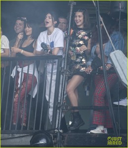 kendall-jenner-kylie-jenner-watch-travis-scott-with-bella-hadid-05.jpg