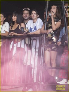 kendall-jenner-kylie-jenner-watch-travis-scott-with-bella-hadid-08.jpg