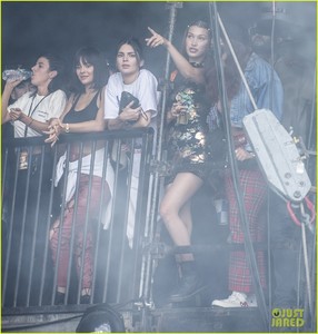 kendall-jenner-kylie-jenner-watch-travis-scott-with-bella-hadid-09.jpg