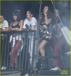 kendall-jenner-kylie-jenner-watch-travis-scott-with-bella-hadid-13.jpg