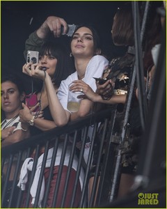 kendall-jenner-kylie-jenner-watch-travis-scott-with-bella-hadid-14.jpg