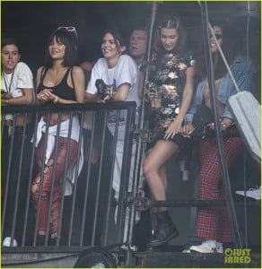 kendall-jenner-kylie-jenner-watch-travis-scott-with-bella-hadid-16.jpg