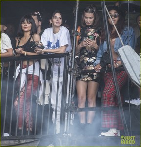 kendall-jenner-kylie-jenner-watch-travis-scott-with-bella-hadid-17.jpg