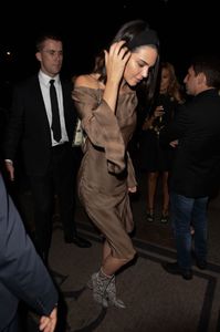 kendall-jenner-with-friends-at-kinu-japanese-restaurant-in-paris-07-04-2017-12.jpg