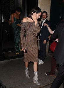 kendall-jenner-with-friends-at-kinu-japanese-restaurant-in-paris-07-04-2017-14.jpg