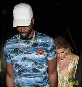 khloe-kardashian-and-tristan-thompson-couple-up-for-night-at-the-club-08.jpg
