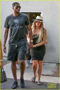 khloe-kardashian-tristan-step-out-for-date-night-01.jpg