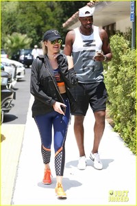 khloe-kardashian-tristan-thompson-hit-the-gym-together-in-calabasas-01.jpg