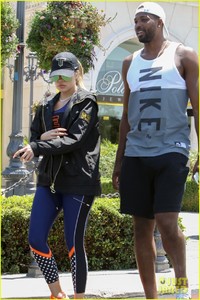 khloe-kardashian-tristan-thompson-hit-the-gym-together-in-calabasas-03.jpg