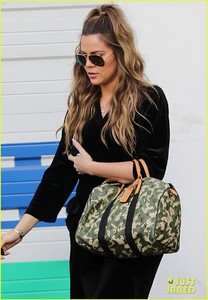 khloe-kourtney-kardashian-leave-the-studio-02.jpg